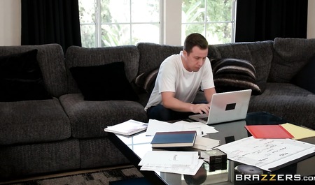 Milf bathed in the shower of a neighbor and sexually satisfy him