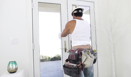 Redhead wench perepisyvatsya with plumber with big dick