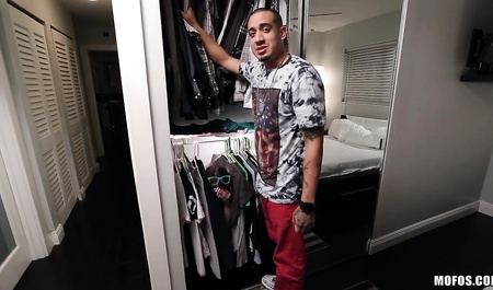 Young girlfriend hot Blowjob seduces guy for sex