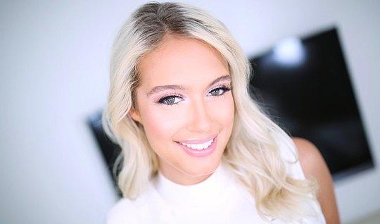 Sexy blonde makes a chic Blowjob guy