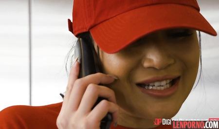 Guy passionately Fucks appetizing dostavschitsu pizza