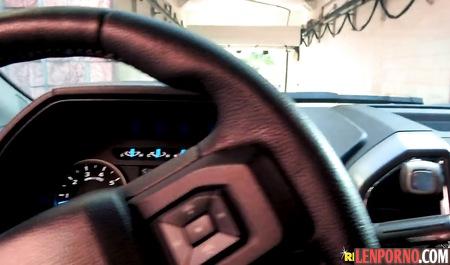 The guy in the car brazenly fucked the pretty bitch