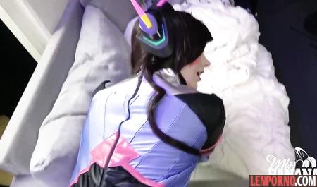 Young gamers after Blowjob gave man to fuck her pussy