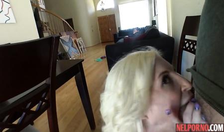 Young people enthusiastically chpokayutsya before Easter