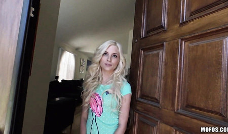 Young people enthusiastically chpokayutsya before Easter