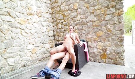 She showed big Tits pikaper and gave herself to him on the street