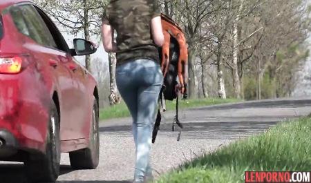 Girl prokatili hitchhiker and blew the stranger on the side of the highway