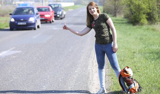Girl prokatili hitchhiker and blew the stranger on the si...