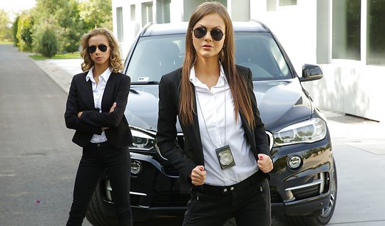 Two thin stroinski on the street made the man a Blowjob a...