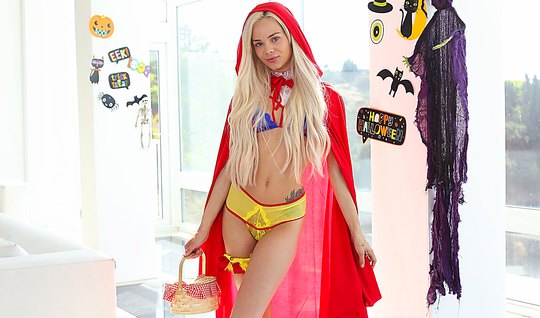 Cute blonde vigorously and passionately Fucks a Mature wi...