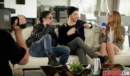 Anal fuck double-penetration blonde satisfies Apatow