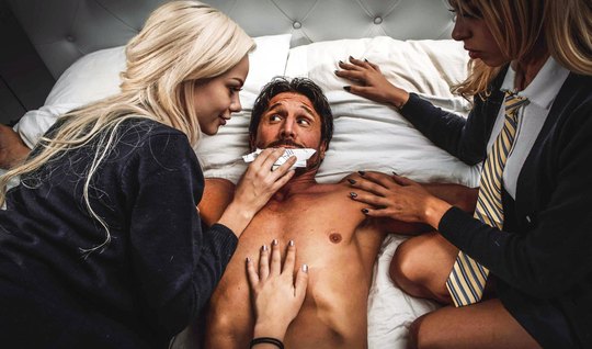 Three students gave the guy an unforgettable Threesome