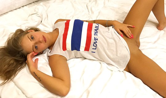 Sexy young woman after a Blowjob Masturbates her pussy wi...