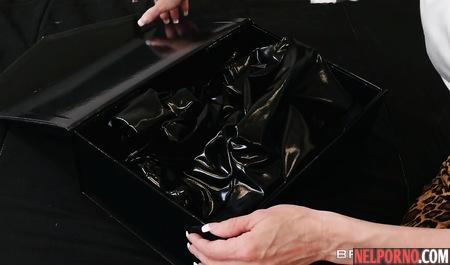 Milf in latex climbed on the penis of her young lover