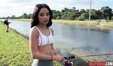 Pikaper picked himself up a brunette in tights and fucked her outdoors