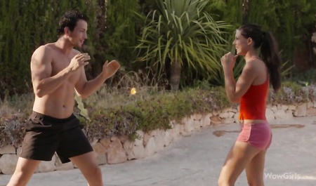 Guy teaching girlfriend Boxing and rigidly dryuchit