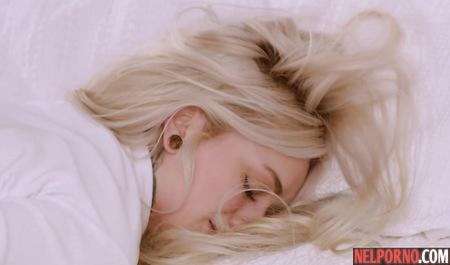 The blonde did the Negro Blowjob and spread their legs in front of him