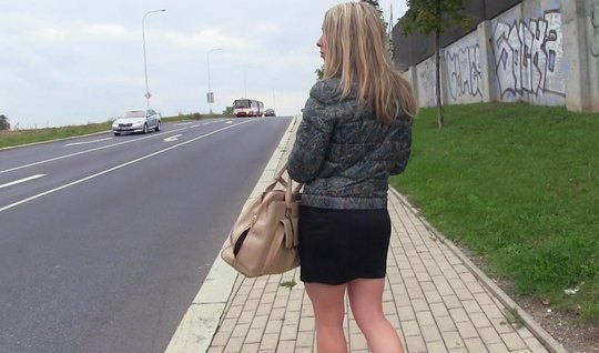 Guy profitabil blonde and fucked her wet holes in the car