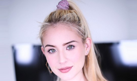 Charming beauty close-up makes Royal Blowjob