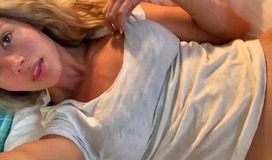 Wife spread her legs and allowed her husband to make a ho...