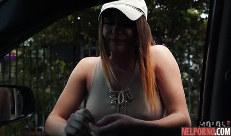 Charming cute seduced by a pickup truck and had sex in the car