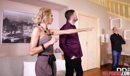 Blonde in stockings substitutes holes for double penetration