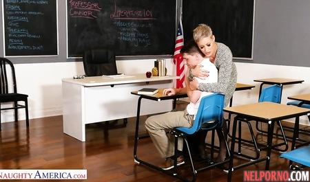 Student after school caved in Mature teacher in stockings and fucked her dick