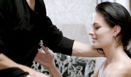 Young brunette with elastic Tits substitutes its hole in the pose of cancer