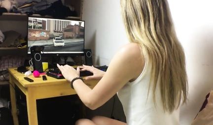 Russian girl after the game has agreed to shoot homemade porn