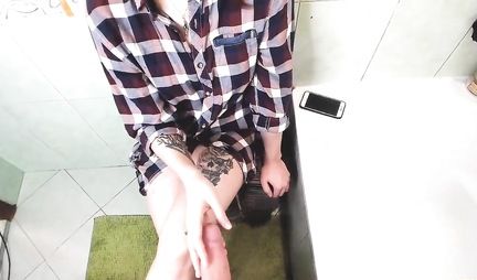 Russian beauty Blowjob after the home agreed to have sex in the bathroom