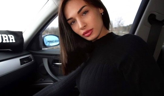 Russian brunette in the car gave the man a deep Blowjob o...