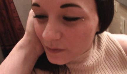 Guy shoots homemade porn with a brunette in shorts close up