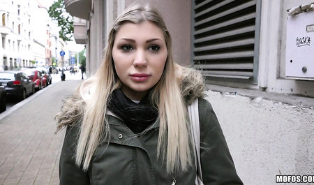 Pikaper lipped chick seduces for hot sex for money