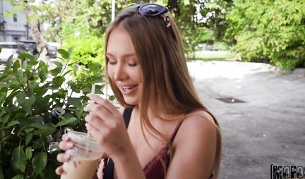 Pikaper took a girlfriend on the street and persuaded to have sex in the first person