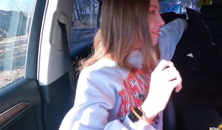 The guy pikaper took a Russian slut in the car got her Blowjob