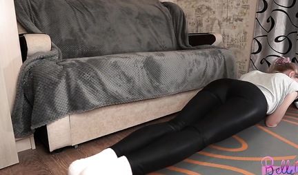 Russian girl in tights substitutes juicy ass for homemade anal