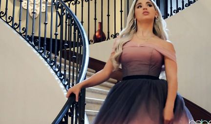 The blonde gave the man a Blowjob and gave fuck yourself right in the living room