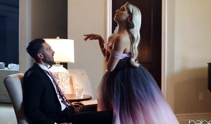 The blonde gave the man a Blowjob and gave fuck yourself right in the living room