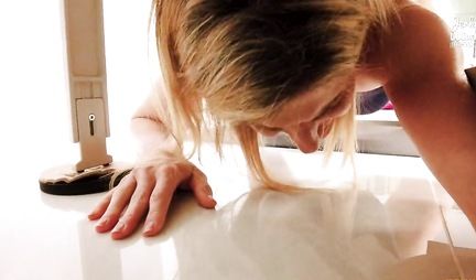 Mom with elastic ass lifted her legs and framed the hole for home anal