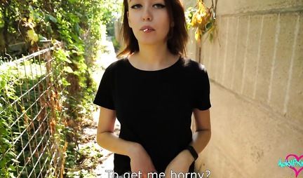 Russian seduced a tourist's pickup truck and sucked a hard hot cock outdoors