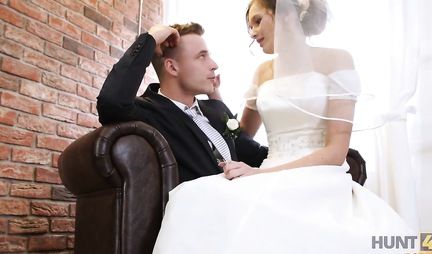 Husband allows a friend to fuck his wife in a wedding dress and bring to orgasm