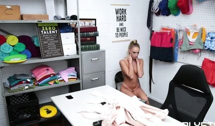 The security guard puts the saleswoman in cancer right in the office and has a tender pussy