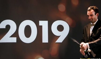 The guy calls his mistresses for an anal fuck during a home group sex