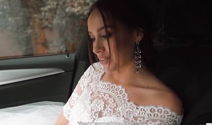 Russian wife in a premium car started to suck the groom's standing cock before fucking