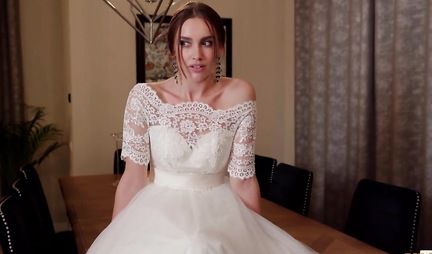 Russian wife in a premium car started to suck the groom's standing cock before fucking