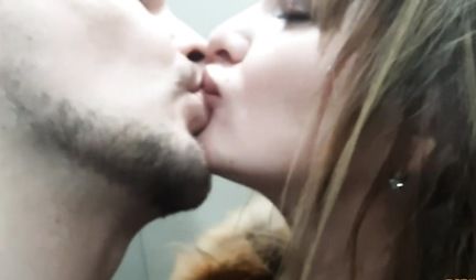 Russian blonde in stockings fucks with her lover in the elevator and cums from vaginal