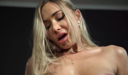 Beautiful blonde in stockings substitutes her mouth and pussy for affection and sex