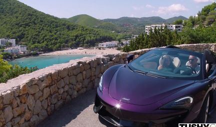 Tattooed beauty spreads buns for deep anal with partner