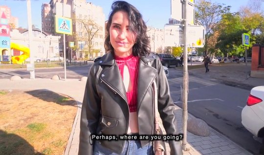 In public, a Russian girl substitutes a juicy pussy for love