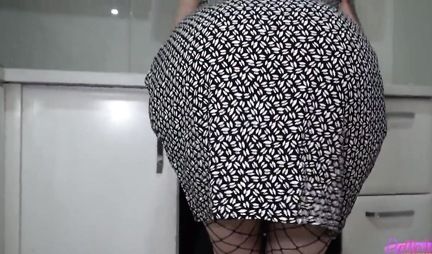 Russian housemaid spreads her legs in stockings for homemade porn with a guy